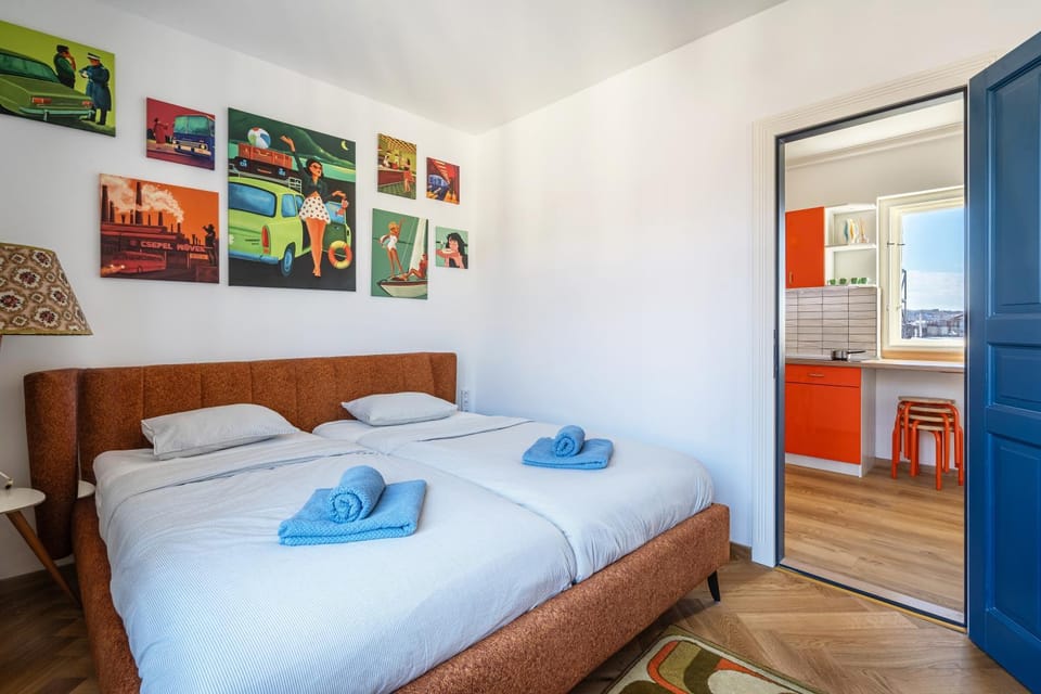 Bed, Bedroom, towels