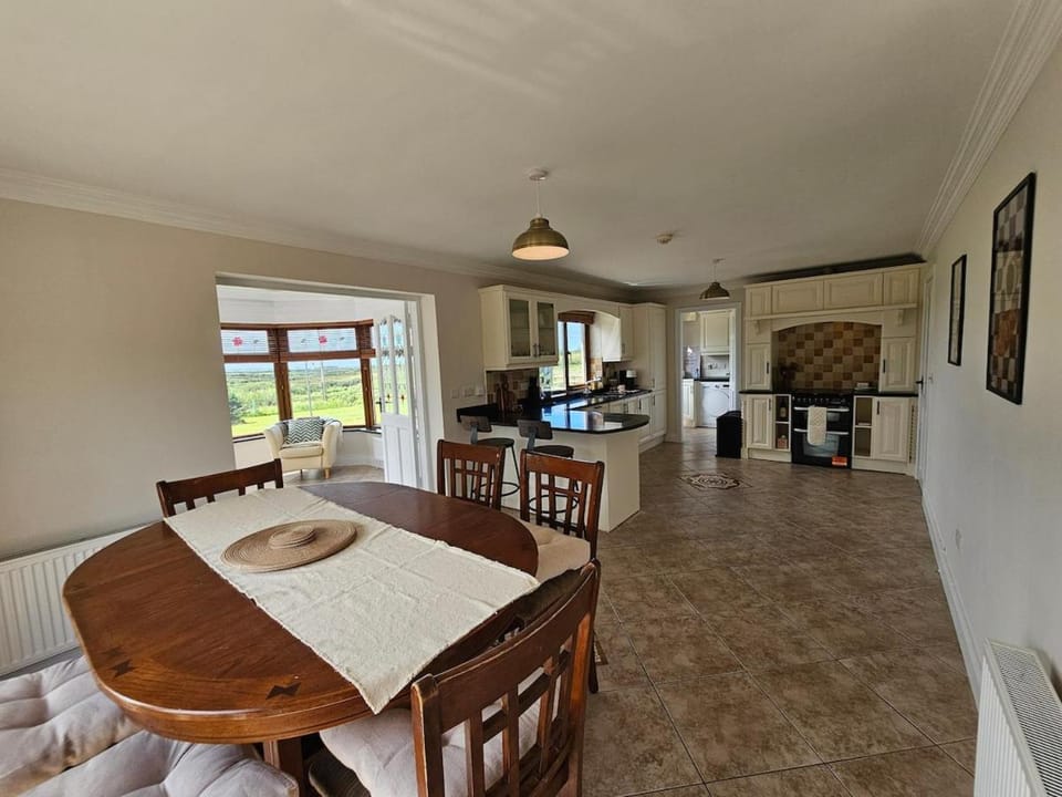 Kitchen or kitchenette, Seating area, oven