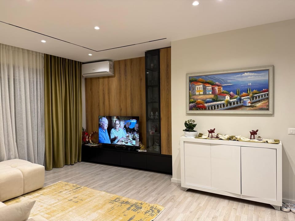 TV and multimedia, Living room, Seating area, air conditioner