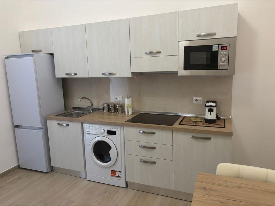 Coffee/tea facilities, Kitchen or kitchenette, microwave, stove, washing machine