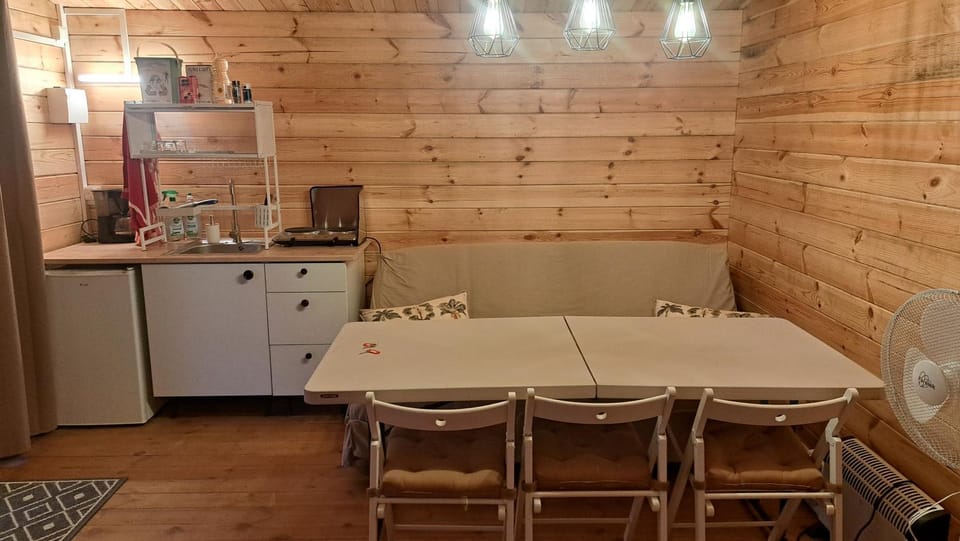 Coffee/tea facilities, Kitchen or kitchenette, Living room, Seating area, Dining area, stove
