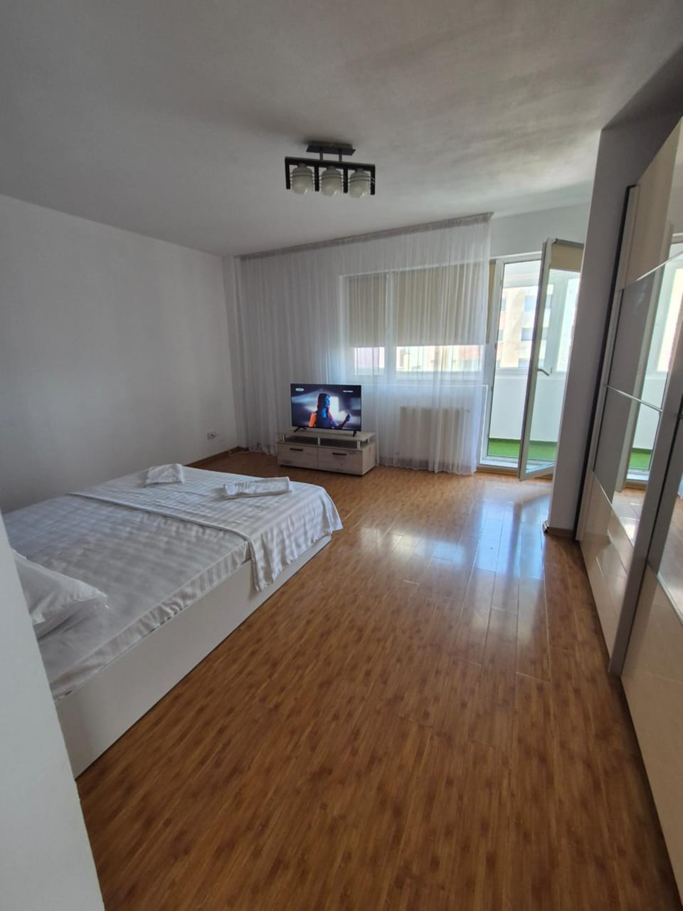 Bed, TV and multimedia, Bedroom, flat iron