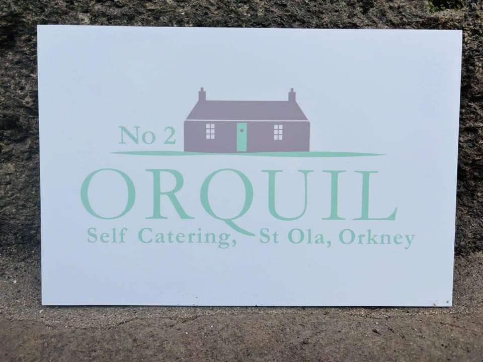 Peedie Orkney Cottage with Hot Tub House in Scotland