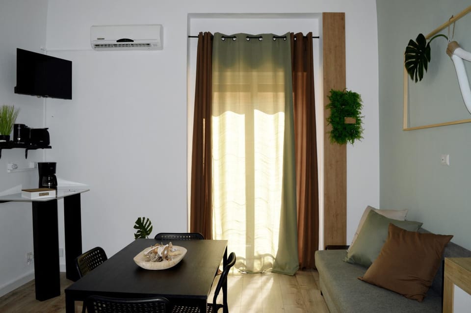 TV and multimedia, Living room, Seating area, Dining area, air conditioner
