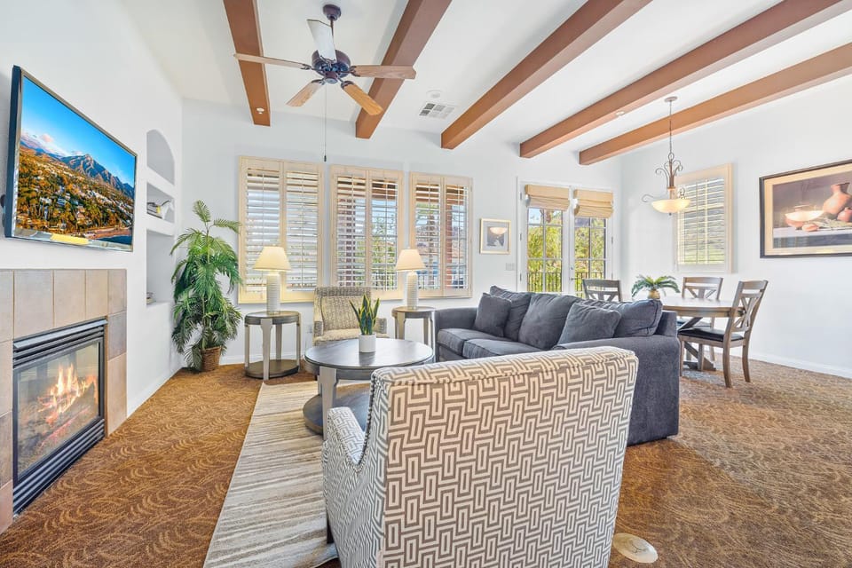 LV368 Upstairs 3BR LV Condo with 2 Primary Suites Apartment in Indian Wells