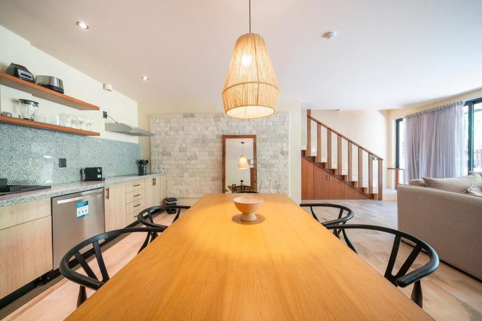 Kitchen or kitchenette, Dining area, stove