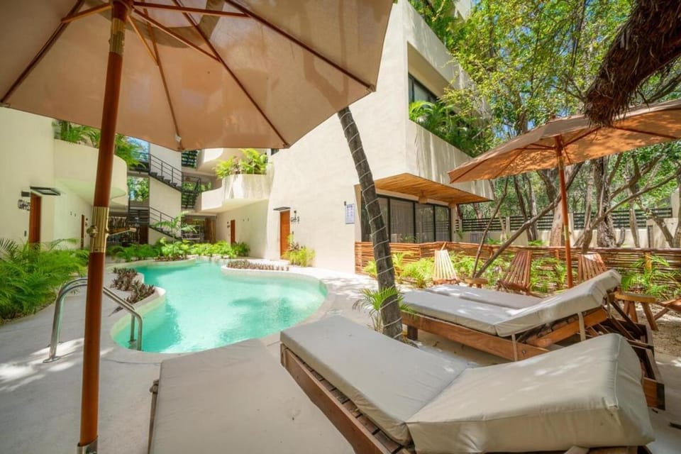 Garden view, Pool view, Swimming pool, sunbed