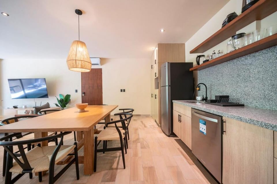 Kitchen or kitchenette, Dining area