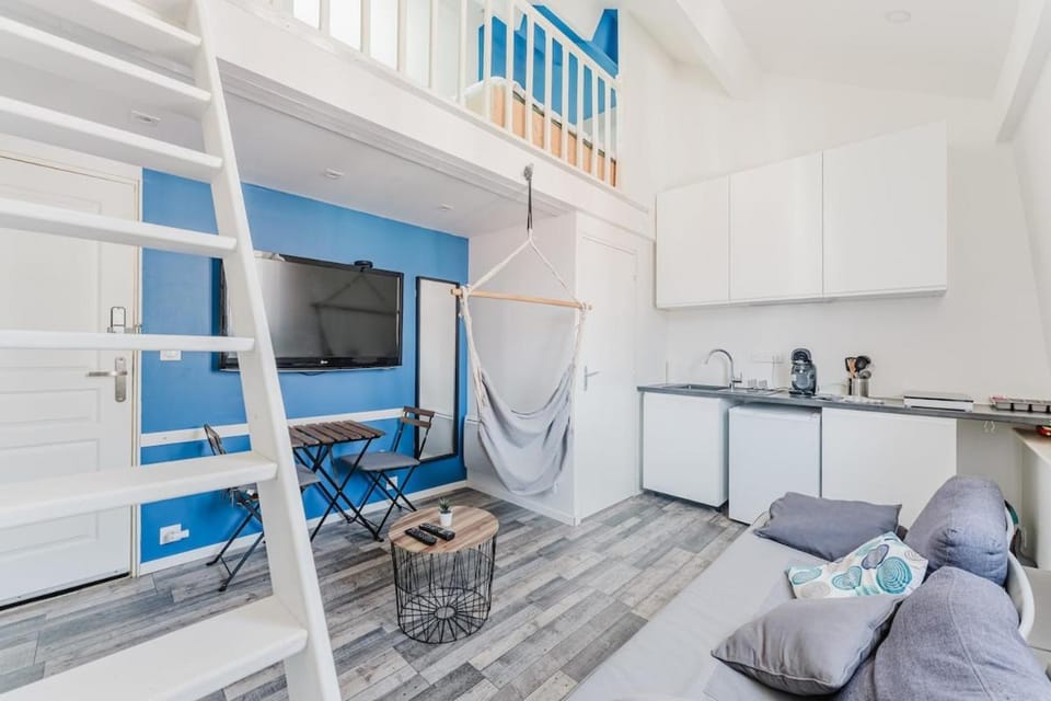 Kitchen or kitchenette, Living room, Seating area