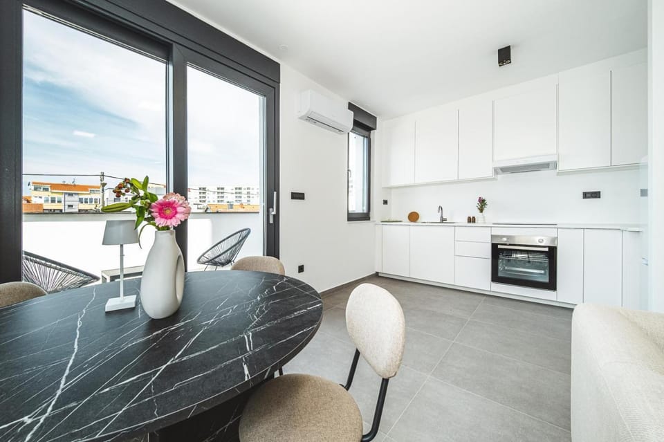 Restaurant/places to eat, Kitchen or kitchenette, Seating area, Dining area