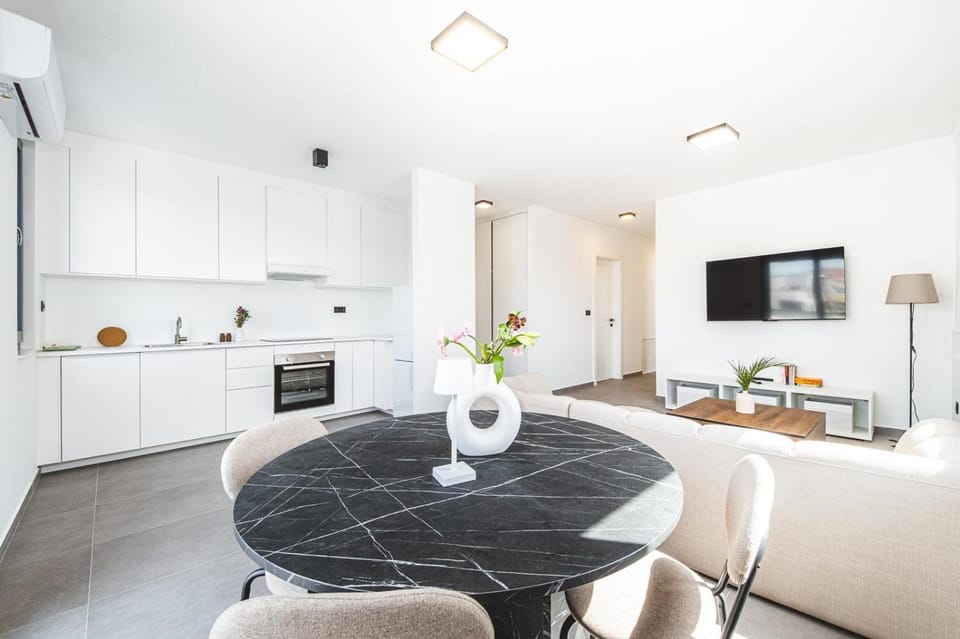 TV and multimedia, Kitchen or kitchenette, Living room, Seating area