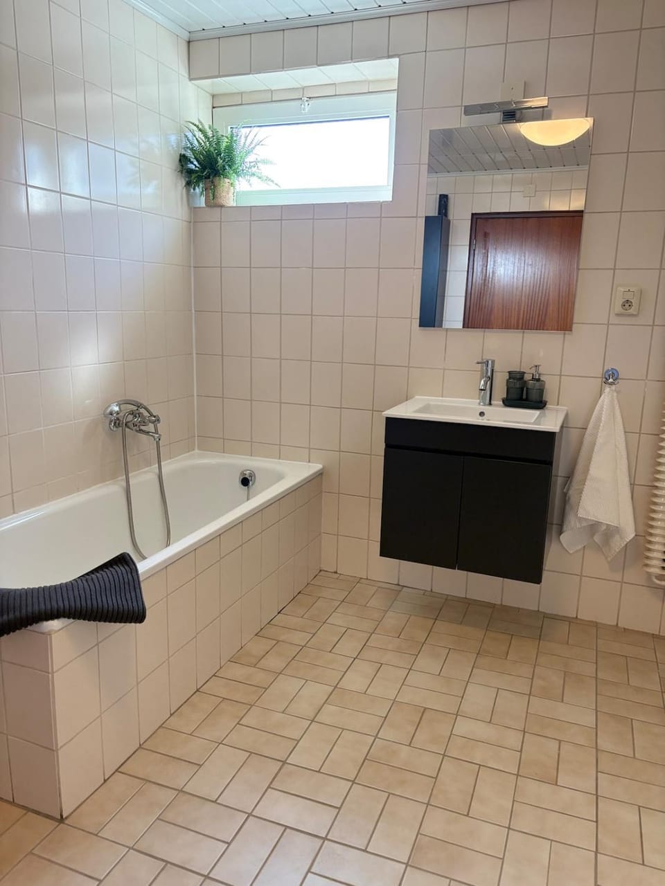 Bathroom, Bath, towels