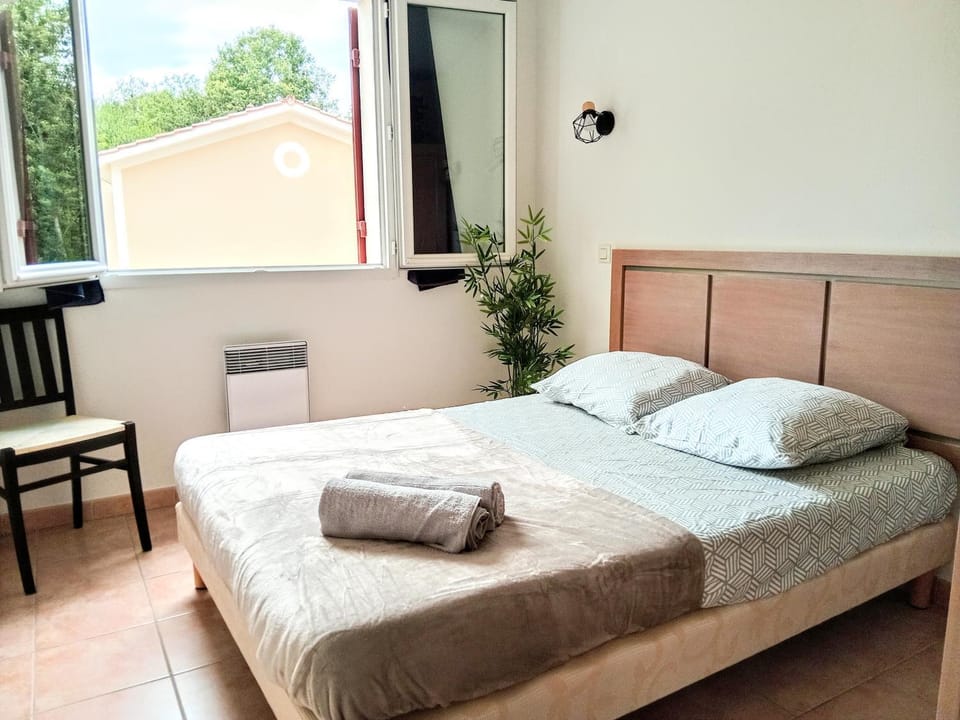 Photo of the whole room, Bedroom