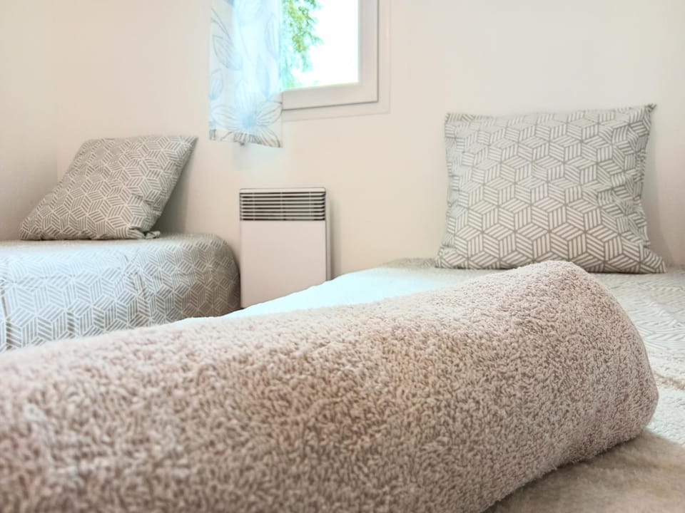 Photo of the whole room, Bedroom, towels