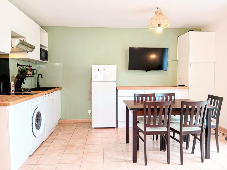TV and multimedia, Coffee/tea facilities, Dining area, dishwasher, washing machine, kitchen