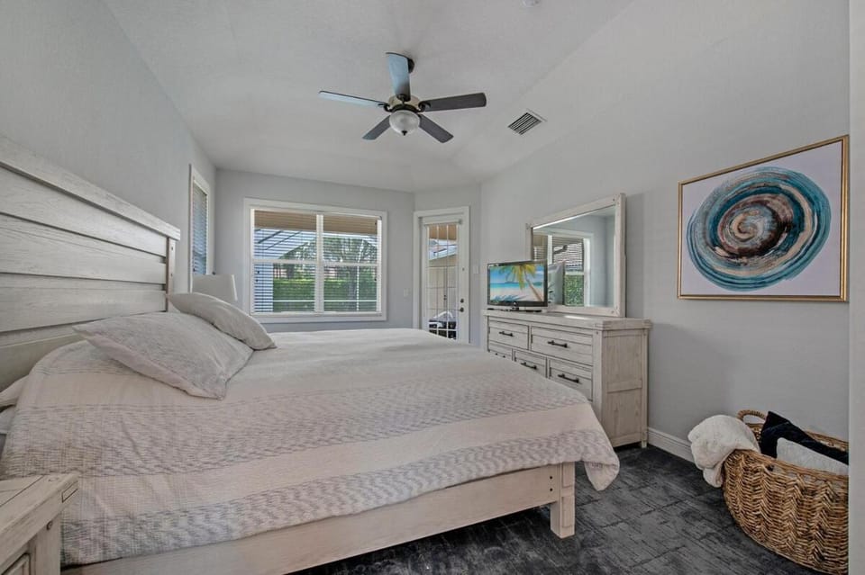 Paradise Retreat Saltwater Luxury Pool with Hot Tub House in Collier County