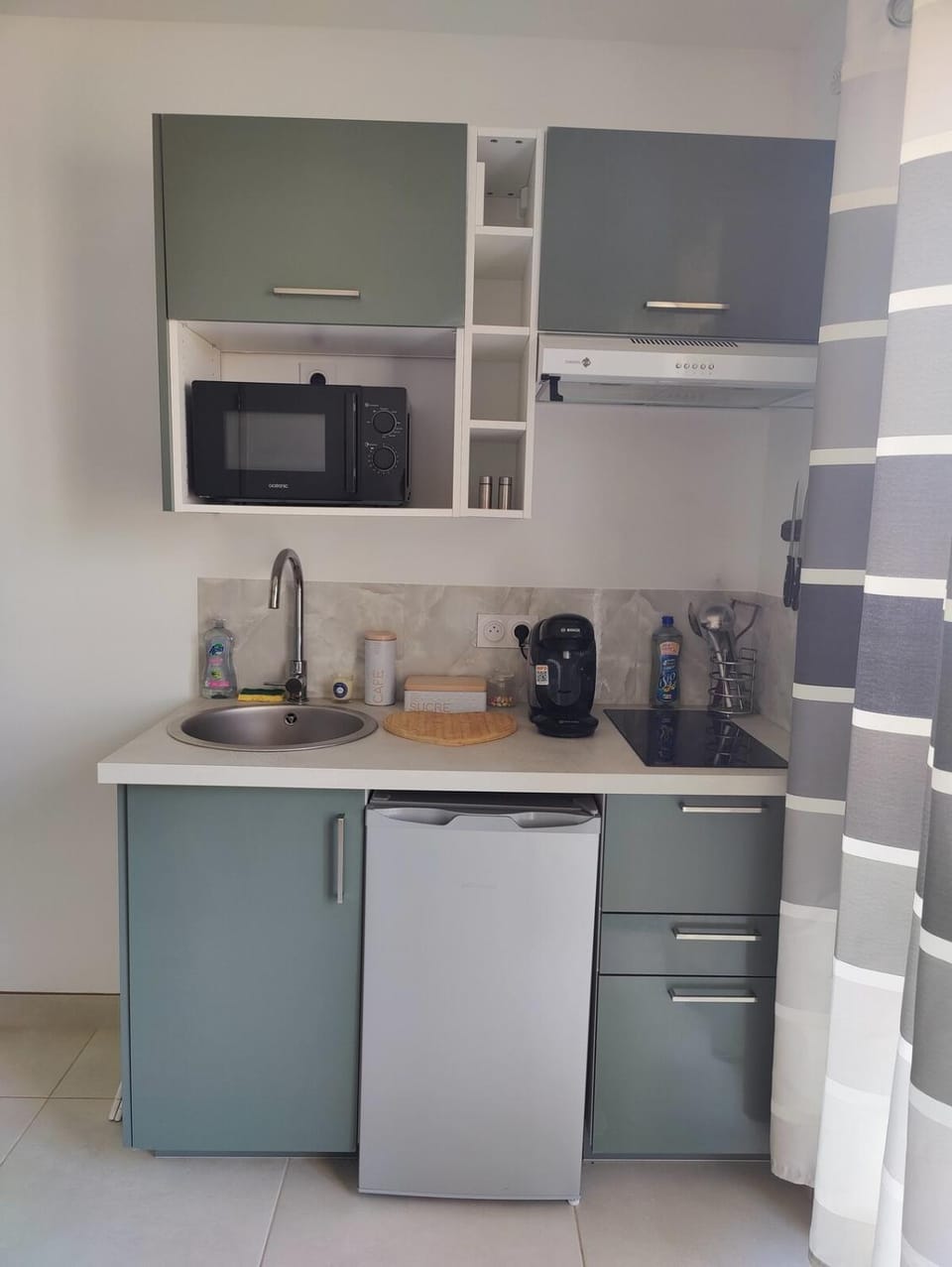 Coffee/tea facilities, Kitchen or kitchenette, stove
