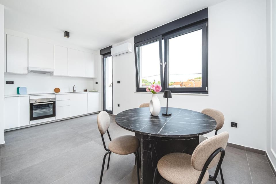 Kitchen or kitchenette, Dining area, oven, stove, air conditioner