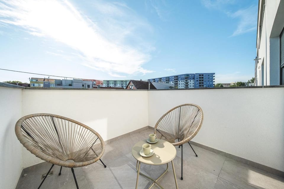 Property building, Balcony/Terrace, Seating area