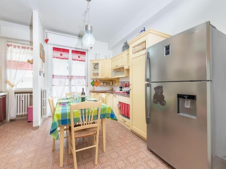Kitchen or kitchenette, Dining area, dishwasher, oven, pet friendly, stove