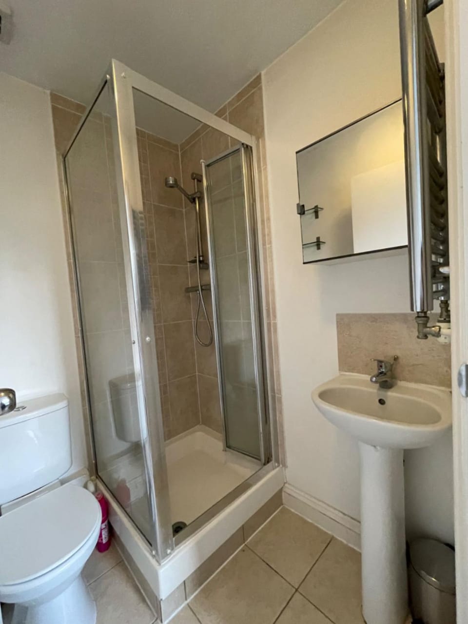Nice bedroom with private bathroom and and a new quality mattress in London Canary Wharf for short stay or long let near O2 and Excel Exhibition centre and easy to reach from all airports in around London Bed and Breakfast in London