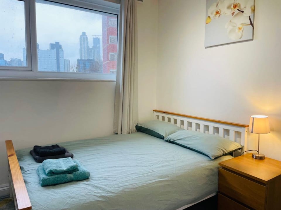 Nice bedroom with private bathroom and and a new quality mattress in London Canary Wharf for short stay or long let near O2 and Excel Exhibition centre and easy to reach from all airports in around London Bed and Breakfast in London