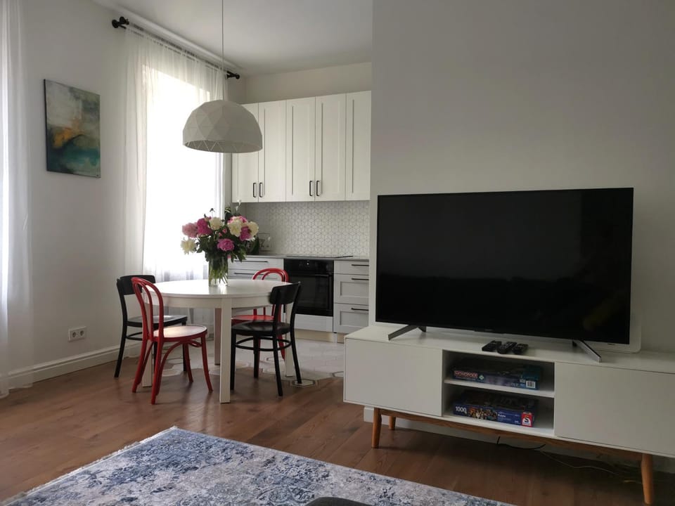 TV and multimedia, Kitchen or kitchenette, Living room