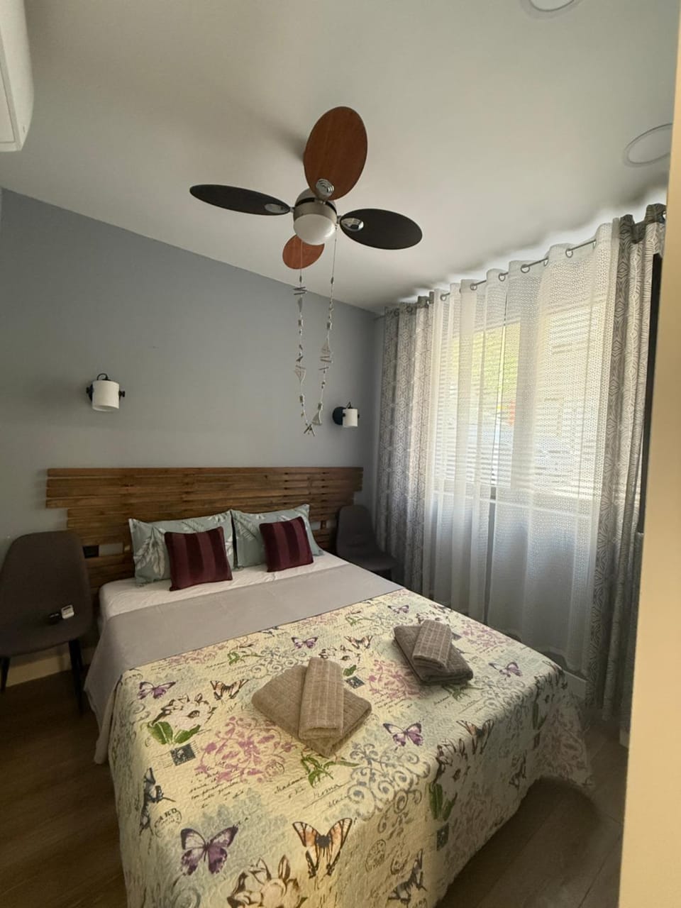 Photo of the whole room, Bedroom