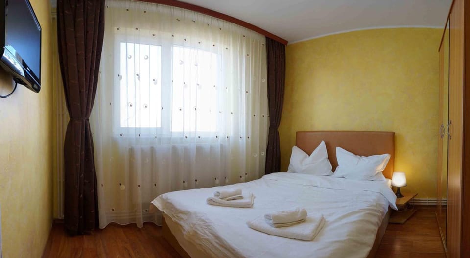 Bed, TV and multimedia, Bedroom