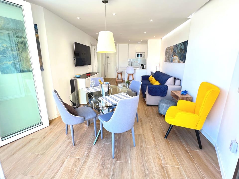 TV and multimedia, Kitchen or kitchenette, Living room, Seating area, Dining area
