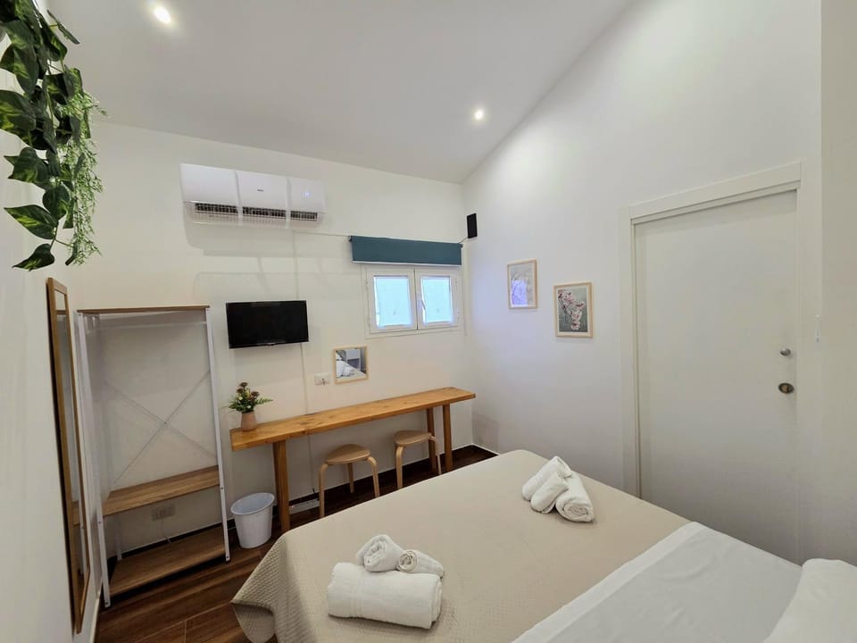 Bed, TV and multimedia, Photo of the whole room, Bedroom, internet, internet, towels, air conditioner