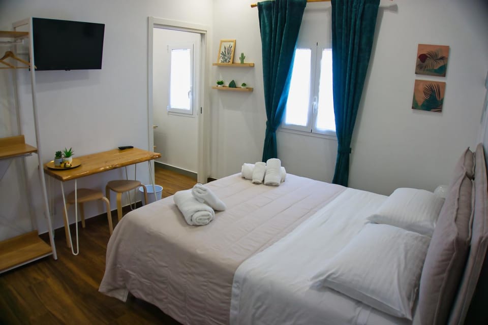 Bed, TV and multimedia, Photo of the whole room, Bedroom, towels