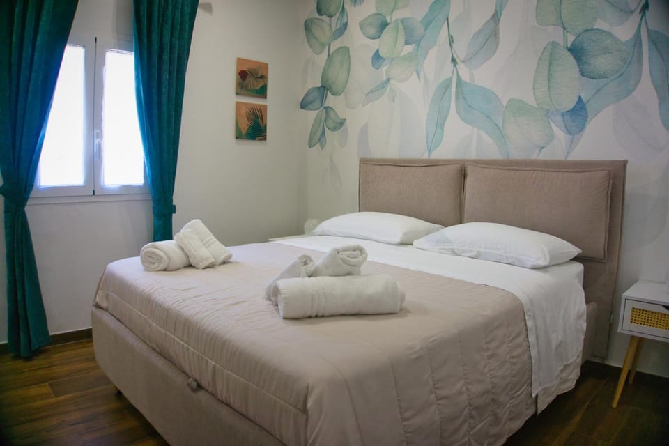 Bed, TV and multimedia, Photo of the whole room, Bedroom, towels