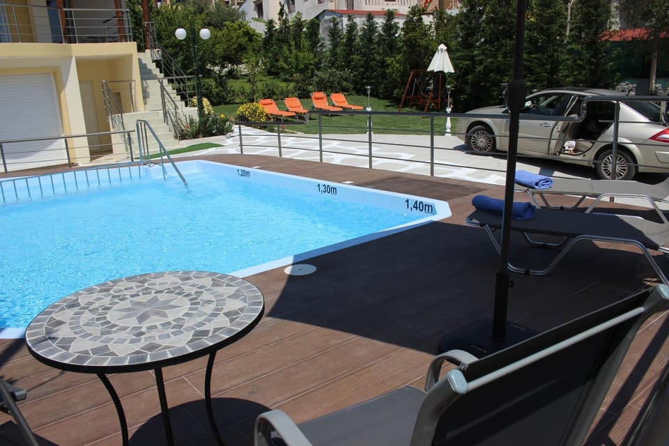 Swimming pool, sunbed