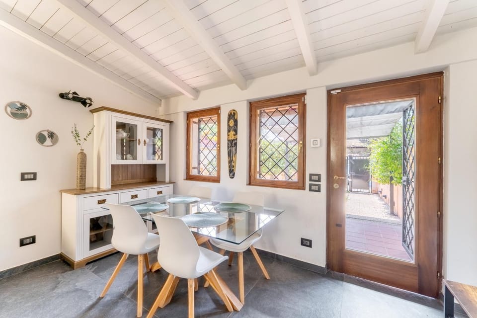 Dining area, pet friendly