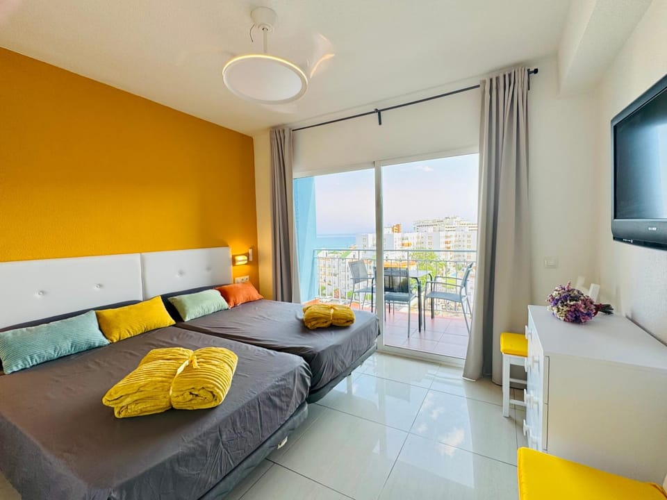 Bed, TV and multimedia, View (from property/room), Balcony/Terrace, Photo of the whole room, Bedroom