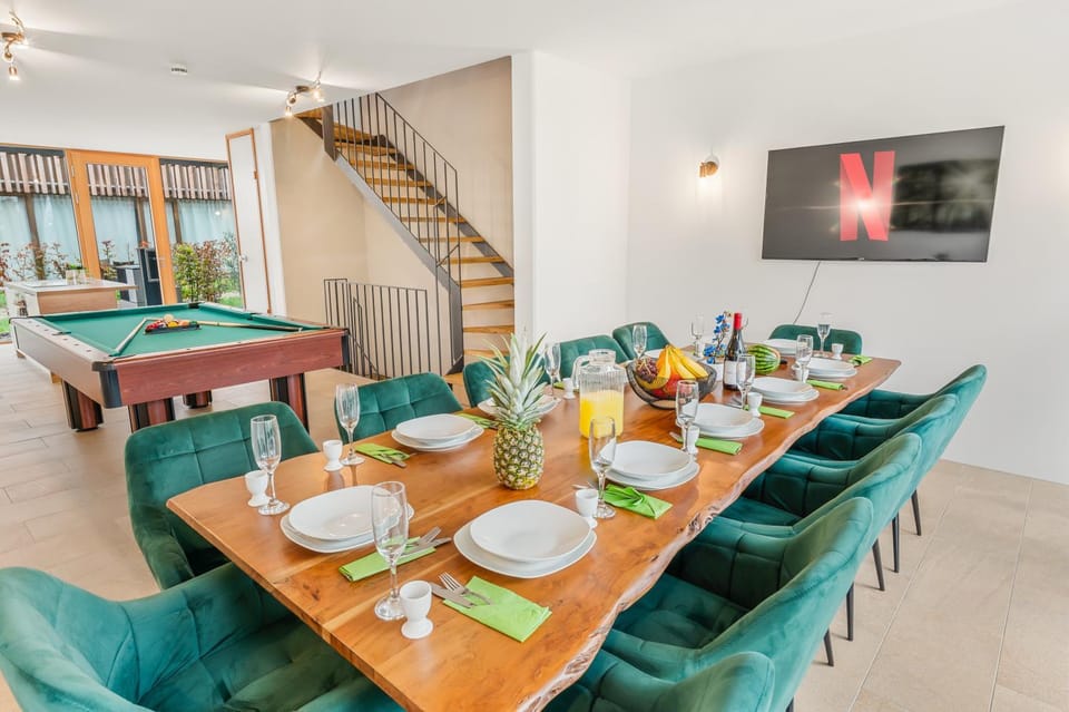 Billiard, Billiard, TV and multimedia, Balcony/Terrace, Balcony/Terrace, Living room, Seating area, Dining area, Food