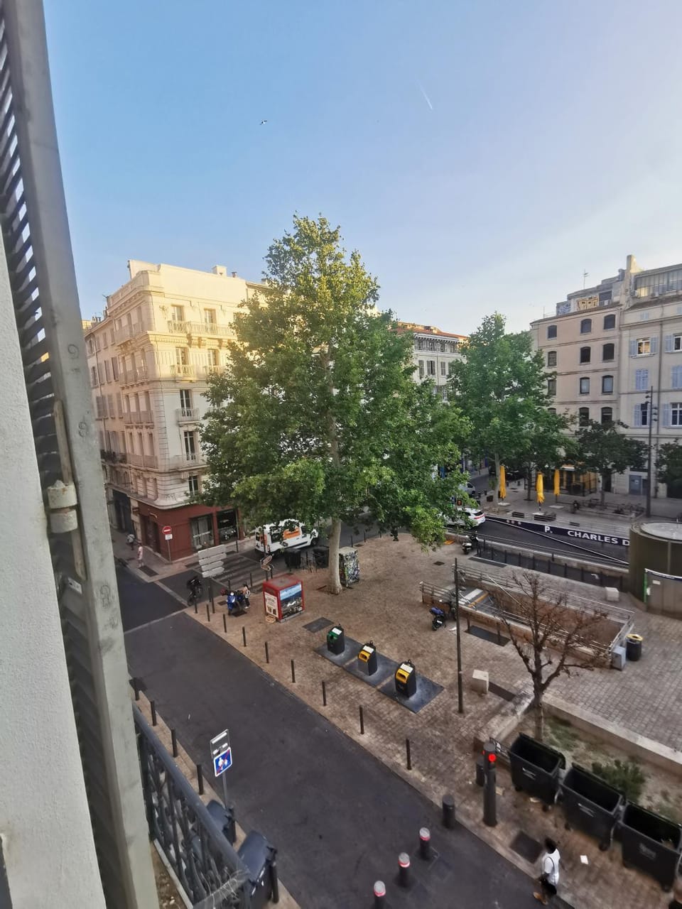 Day, Neighbourhood, City view, Street view, Location, Parking