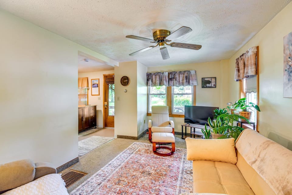 3 Mi to Seneca Lake: Couple's Apt w/ River Access Apartment in Fayette