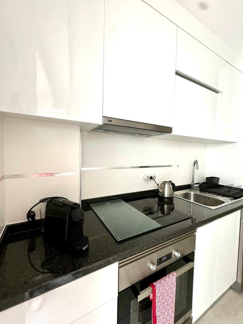 Kitchen or kitchenette, dishwasher, stove