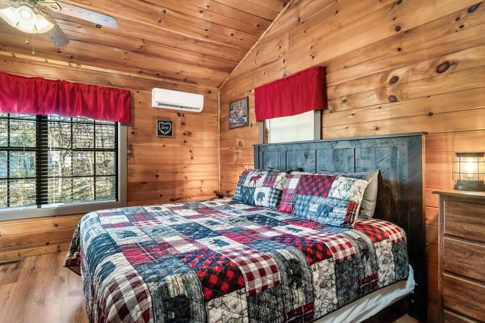 Private Smokies Escape, Dog-Friendly & Fireplace House in Sevierville