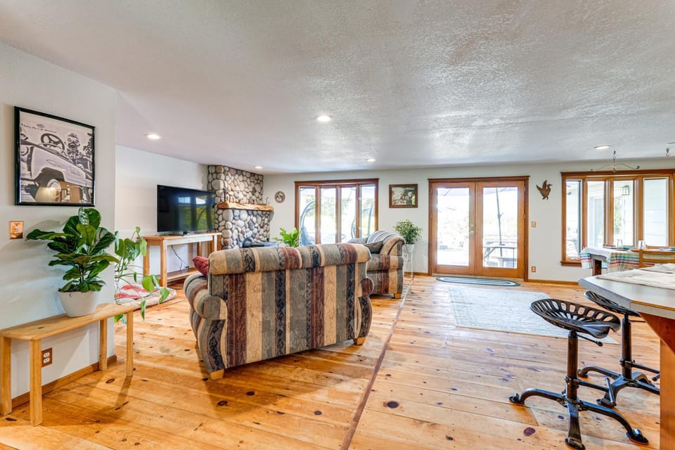 Oregon Farmhouse Hideaway on 53 Acres House in McKenzie River