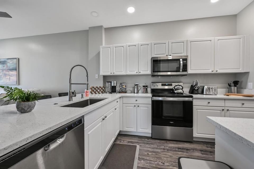 Luxury Golf Condo With Resort Pool and Amenities House in Lely Resort