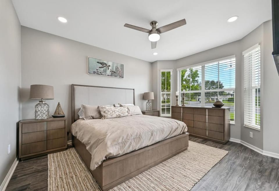 Luxury Golf Condo With Resort Pool and Amenities House in Lely Resort