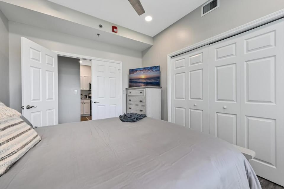 Luxury Golf Condo With Resort Pool and Amenities House in Lely Resort