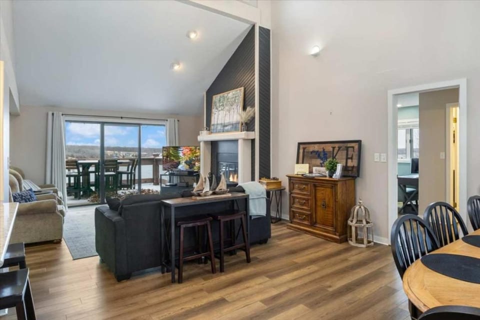 Lakeview Penthouse Condo in Osage Beach Escape House in Lake of the Ozarks