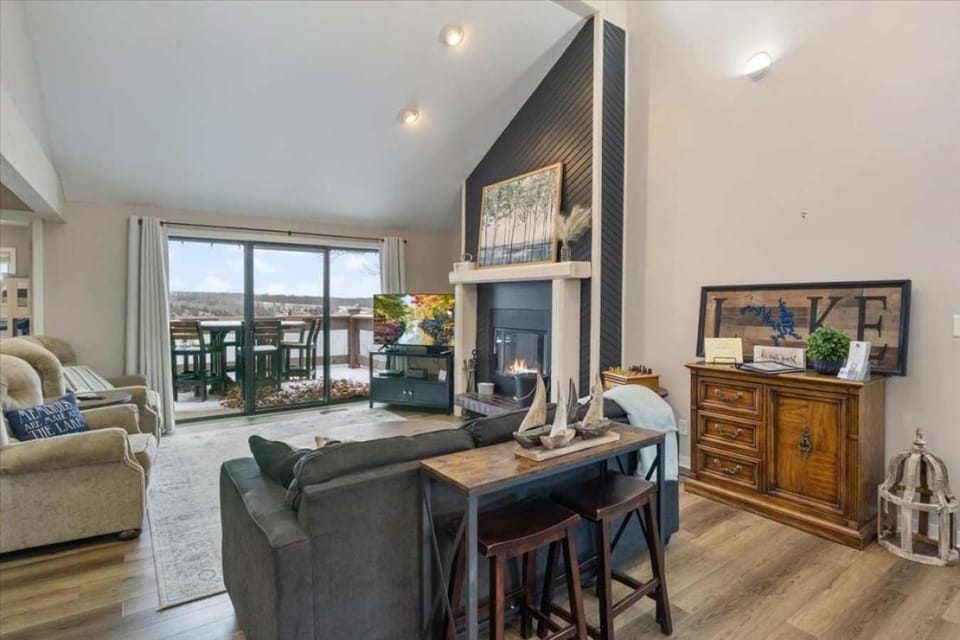 Lakeview Penthouse Condo in Osage Beach Escape House in Lake of the Ozarks