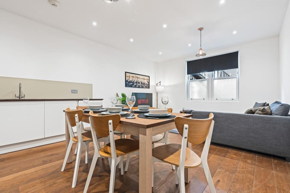 TV and multimedia, Kitchen or kitchenette, Living room, Seating area, Dining area