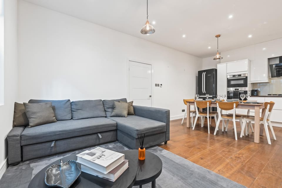 TV and multimedia, Kitchen or kitchenette, Living room, Seating area, Dining area