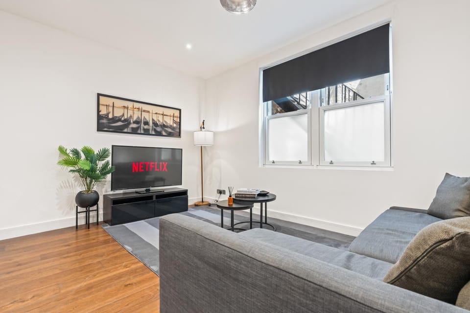 Communal lounge/ TV room, TV and multimedia, Living room, Seating area, Evening entertainment